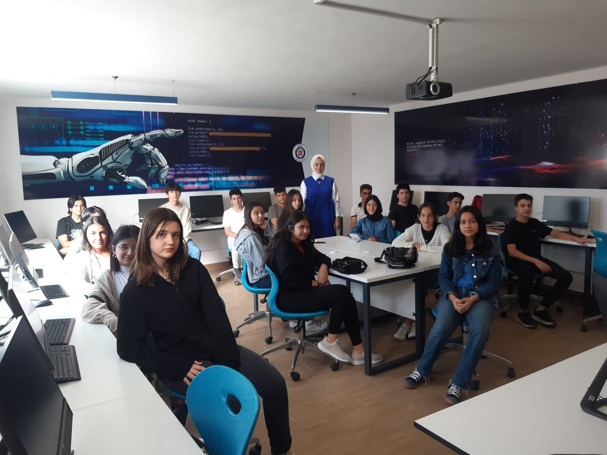 bilkolejleri's tweet photo. Dünya Inovasyon Okulu Bilişim derslerine başladı! 

Geleceğin yazılımcılarını yetiştirdiğimiz okullarımızın bilişim laboratuvarlarında, öğrencilerimizle birlikte yazılım, kodlama ve robotik çalışmalarına başladık. https://t.co/70X0qpMvMc