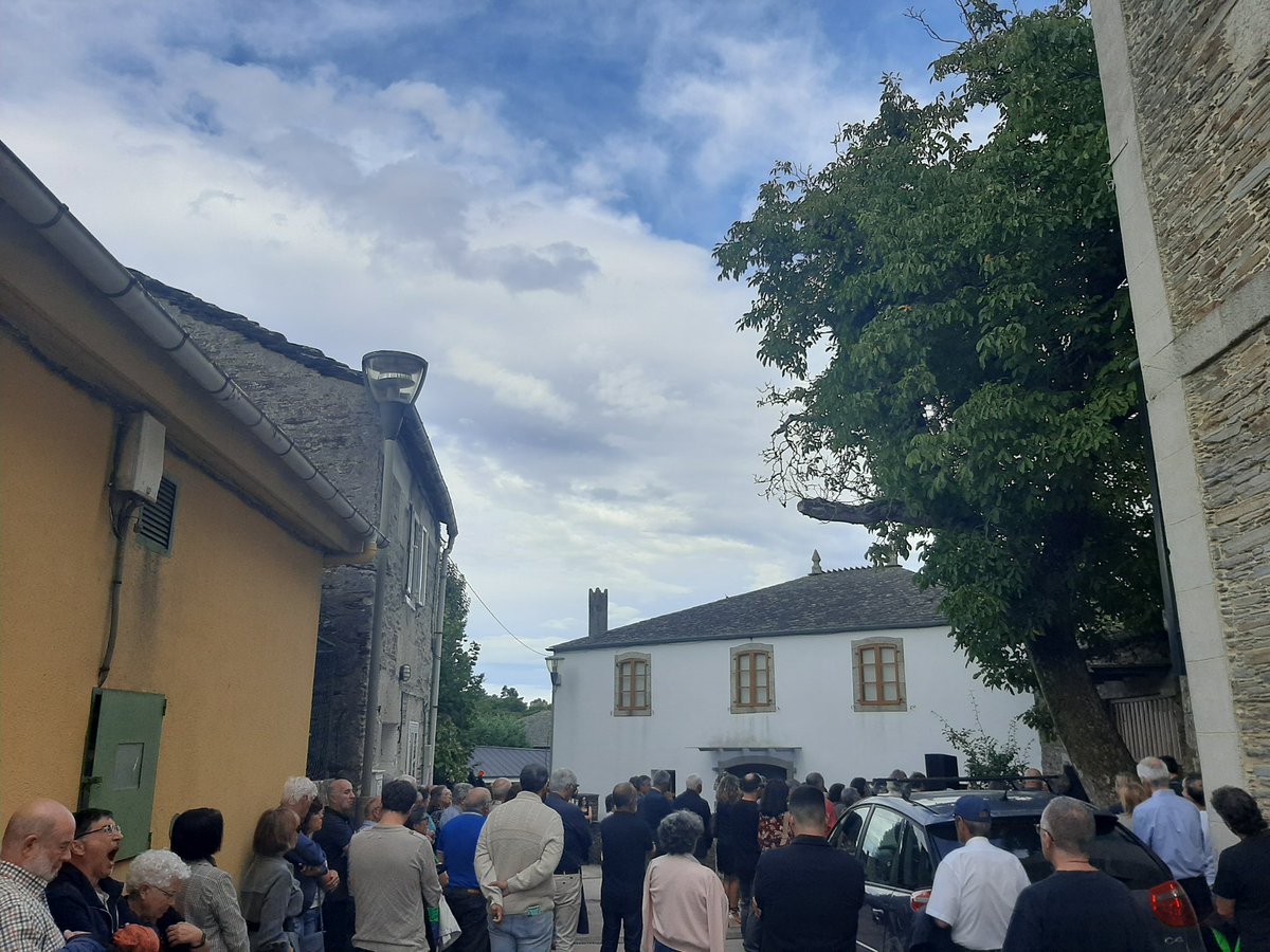 xico_de_nelhe's tweet photo. Cando Saleta entrou por vez primeira 
na casa petrucial dos vellos Hortas 
abríronse, por si, todas as portas 
e emocionáronse o cedro e a nogueira #Saleta https://t.co/QSeKTxDOGR