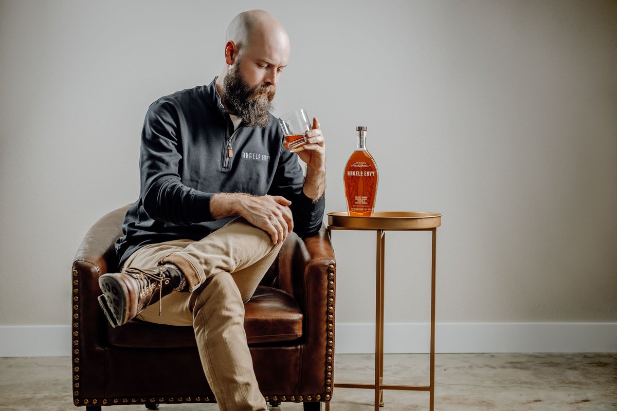 BacardiLimited's tweet photo. It's a new era at @Angels_Envy with Owen Martin as #MasterDistiller. Owen’s leadership will be instrumental as #AngelsEnvy continues to give us the exceptional and innovative finished whiskeys we love. Welcome to the family, Owen! #BacardiLife #Bourbon 
https://t.co/CvStlCa7eT https://t.co/61F8XYa1qr