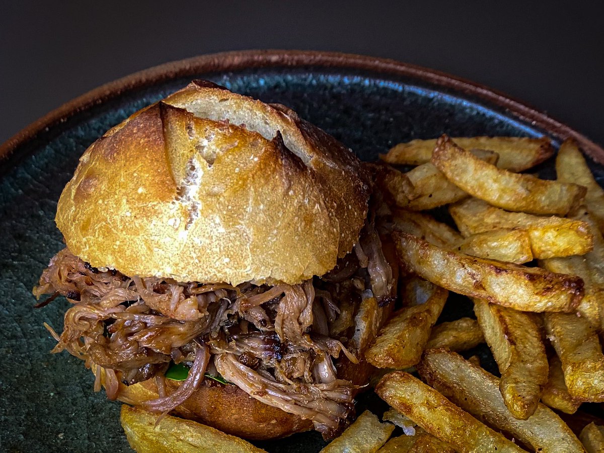 FoodbySteph's tweet photo. Macatia à l’effiloché de porc sauce teriyaki : le croustillant d’un macatia maison et la jutosité d’un effiloché de porc basse température, et frites maison.
#Macatia #pulledpork #lareunion #reunion #iledelareunion #reunionisland #reuniontourisme #Team974 #fritesmaison #food https://t.co/gbm58Uj2fF