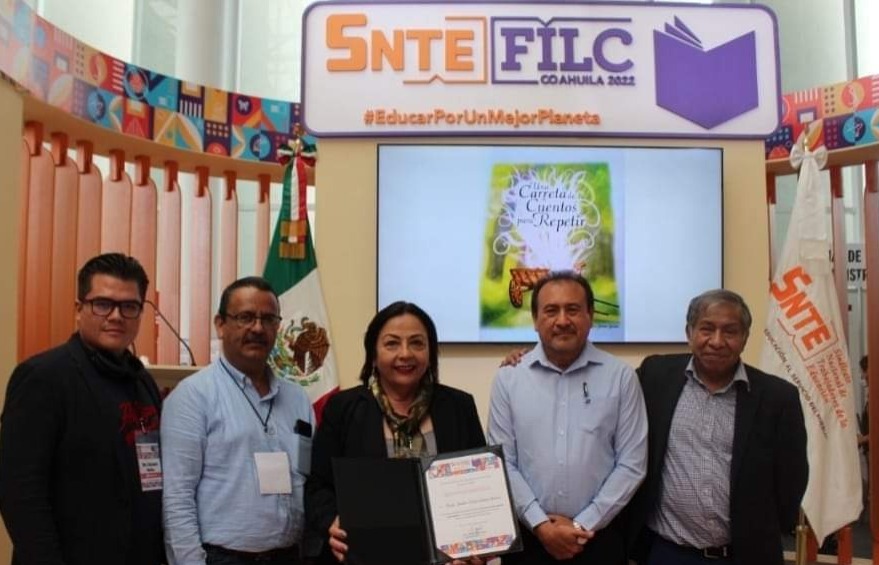 #SnteFIL 📝

📖 𝕌𝕟𝕒 𝕔𝕒𝕣𝕣𝕖𝕥𝕒 𝕕𝕖 𝕔𝕦𝕖𝕟𝕥𝕠𝕤 𝕡𝕒𝕣𝕒 𝕣𝕖𝕡𝕖𝕥𝕚𝕣 🧙‍♂️🧛‍♀️ libro que presentó la maestra Sandra Leticia Gómez Galván de la #Sección5 #SNTE 📚 en la <a href="/FILCoahuila/">FIL Coahuila</a> 📒 que invita a soñar y sumergirnos en la fantasía de las letras 🦸‍♂️

#FILCoahuila2022 📔