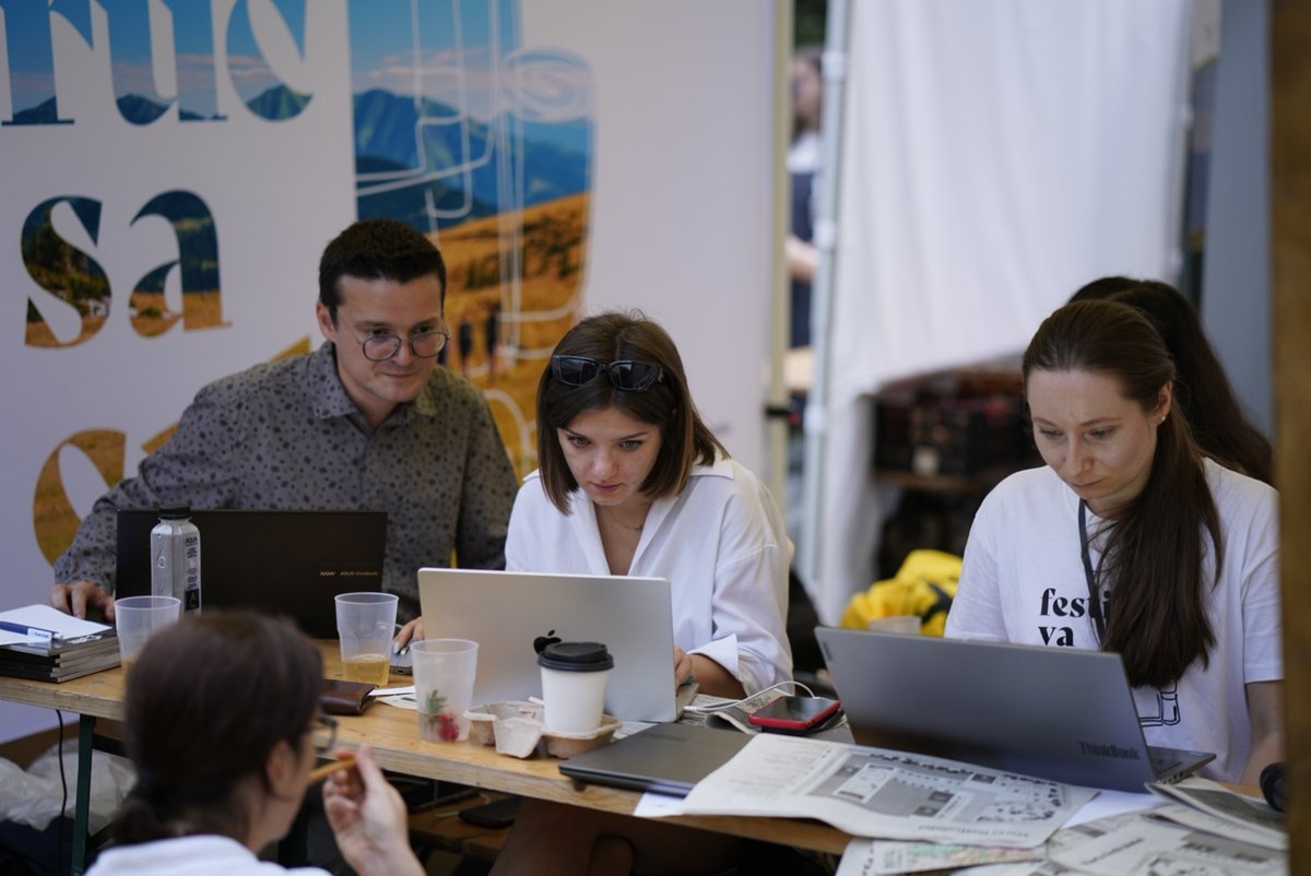 toaderpaun's tweet photo. În weekend m-am bucurat să fac alături de colegii din @ZagaBrand &amp; @Humart10 un festival care să adune la un loc mulți oameni buni cu povești #demilioane! Pentru a ajuta vizitatorii să intre în povestea #ViaTransilvanica,  am creat un #ziar :) https://t.co/EuVEBr111N