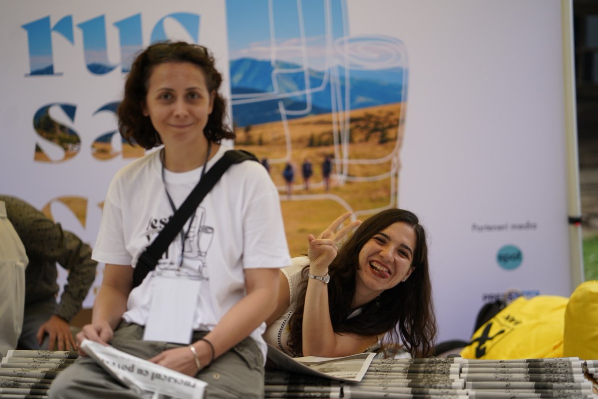 toaderpaun's tweet photo. În weekend m-am bucurat să fac alături de colegii din @ZagaBrand &amp; @Humart10 un festival care să adune la un loc mulți oameni buni cu povești #demilioane! Pentru a ajuta vizitatorii să intre în povestea #ViaTransilvanica,  am creat un #ziar :) https://t.co/EuVEBr111N