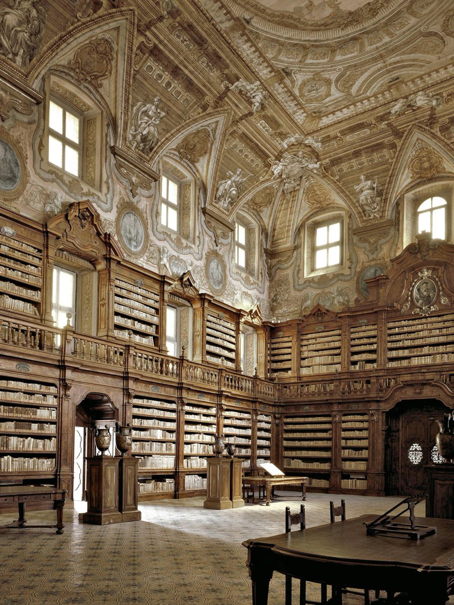 AliciaMimundo's tweet photo. Biblioteca dei Girolaminin, Nápoles #Italia abierta al público desde 1586, es la biblioteca pública más antigua de Nápoles y 
alberga unos 159.700 títulos. 

(Foto ©️Massimo Listri Photography) https://t.co/Co6mh12sEM