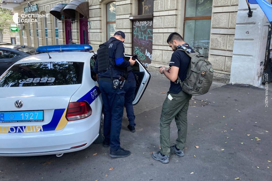 sternenko's tweet photo. Активіст "Автомайдану" Артак Григорян облив червоною фрабою пам’ятник єкатєріні 2 та опублікував фото з текстом "Патрульна полі��ія Одеської області я чекаю".

Поліція приїхала та затримала його. https://t.co/0U0GEmRy6P