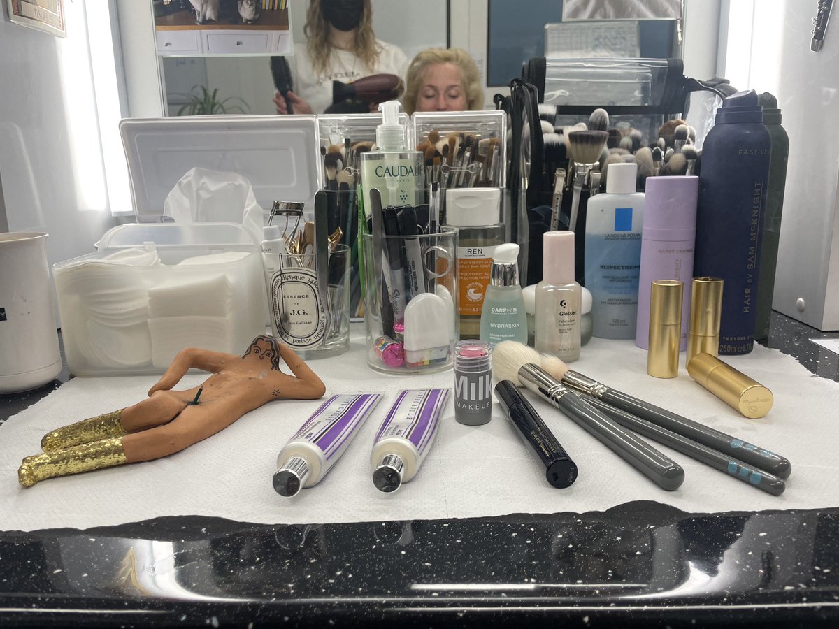 GillianA's tweet image. Jean’s baaaaaack! @sexeducation