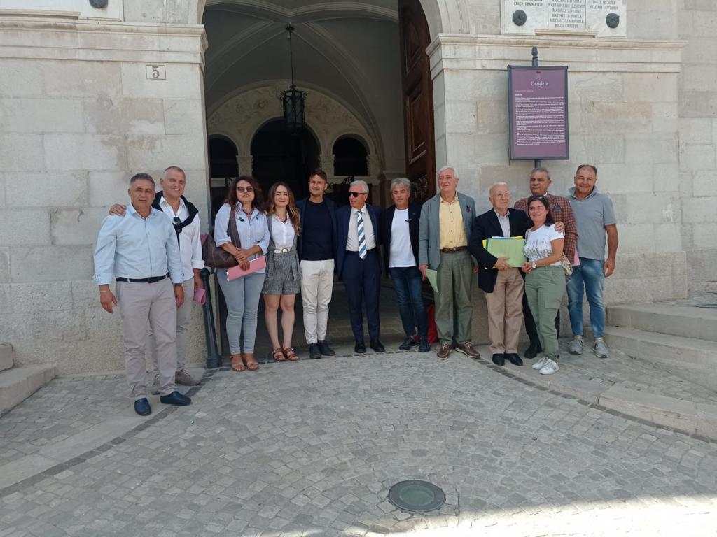 FraTroiano's tweet photo. Presentazione della Carta delle Aree #Interne, momento utile per confrontarsi e analizzare le criticità e i punti forza del #Mezzogiorno.
Essere nei #territori, ascoltando quel che i territori e la loro gente hanno da dire, è uno dei principali obiettivi della politica.
#Svimar https://t.co/eZcq5wOTBh