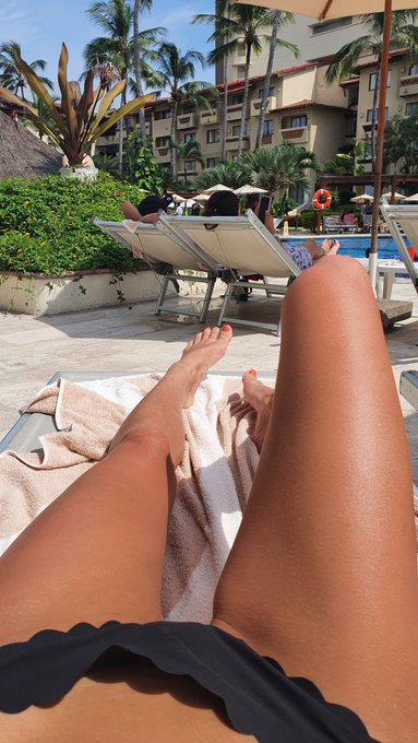 Soaking up the sun in Mexico 🇲🇽  🌞 https://t.co/jgzWSabhtf