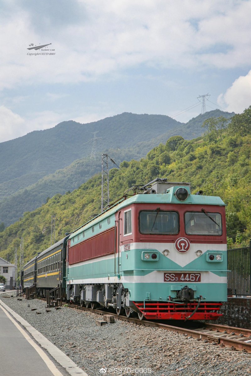 SakunaiHinata's tweet photo. 11日の宝成線の日常
写真:SS7D-0005
#おはようトレイン #中国鉄道 #陝西 #電気機関車 #韶山型EL #SS7D #SS4 #SS3 https://t.co/6aknSO8hp3