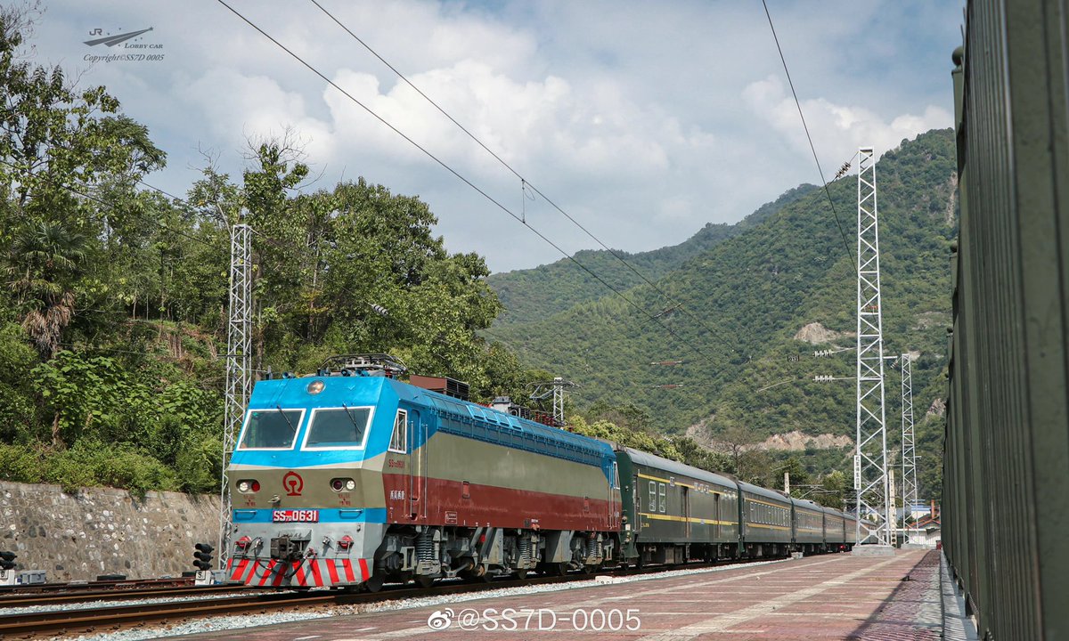 SakunaiHinata's tweet photo. 11日の宝成線の日常
写真:SS7D-0005
#おはようトレイン #中国鉄道 #陝西 #電気機関車 #韶山型EL #SS7D #SS4 #SS3 https://t.co/6aknSO8hp3