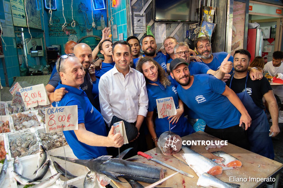 AgControluce's tweet image. #Italy
Italy's Foreign Minister, founder and leader of Insieme per il Futuro Luigi #DiMaio poses for a photo with workers of a fish market in #Naples on Sept 3, 2022 as he came to meet ahead of the upcoming general political elections.
📷 @elianoimperato #controluceagency