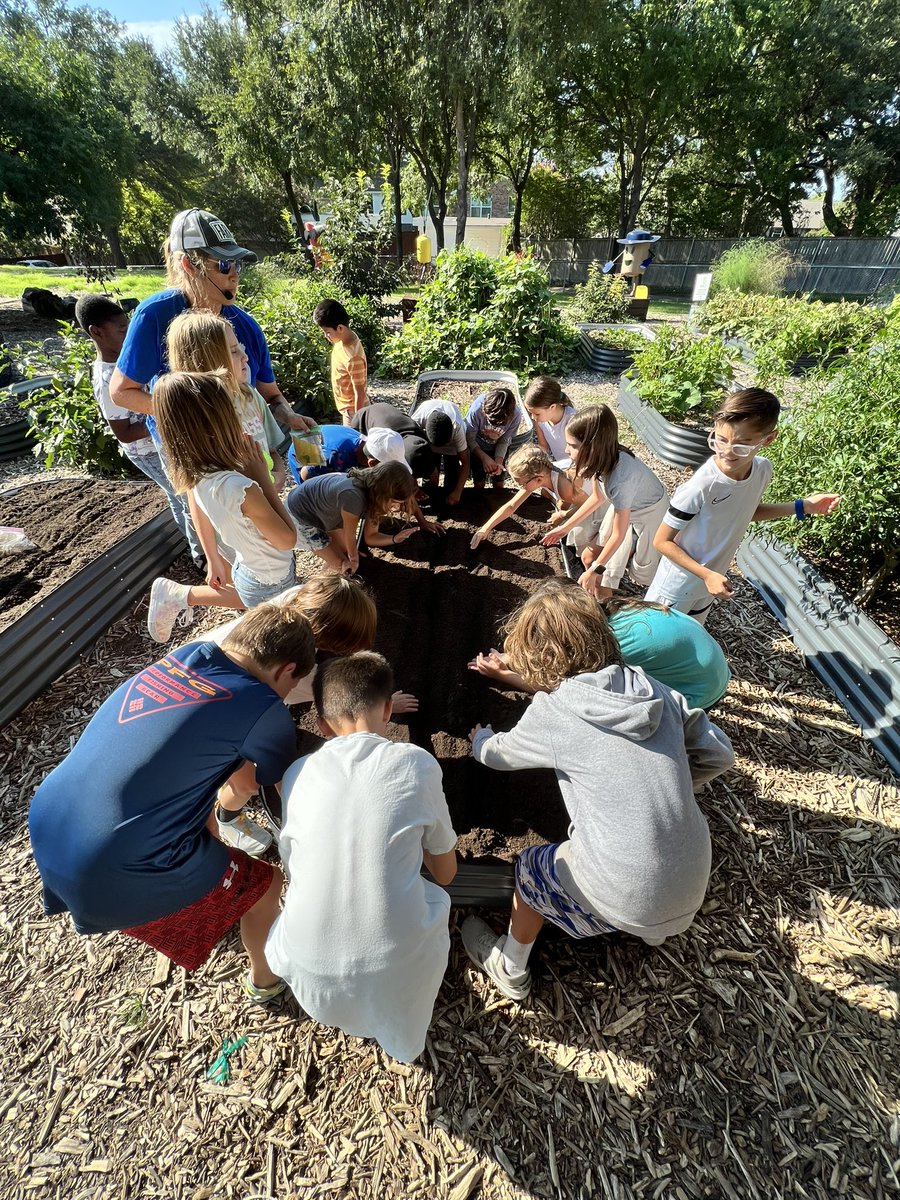 MsLeein4th's tweet photo. SO much fun at our first day back at the MHE Farm! We love getting to spend time outside learning from Farmer Kim! #LevelUpMHE #RISDBelieves https://t.co/29T19sPrDb