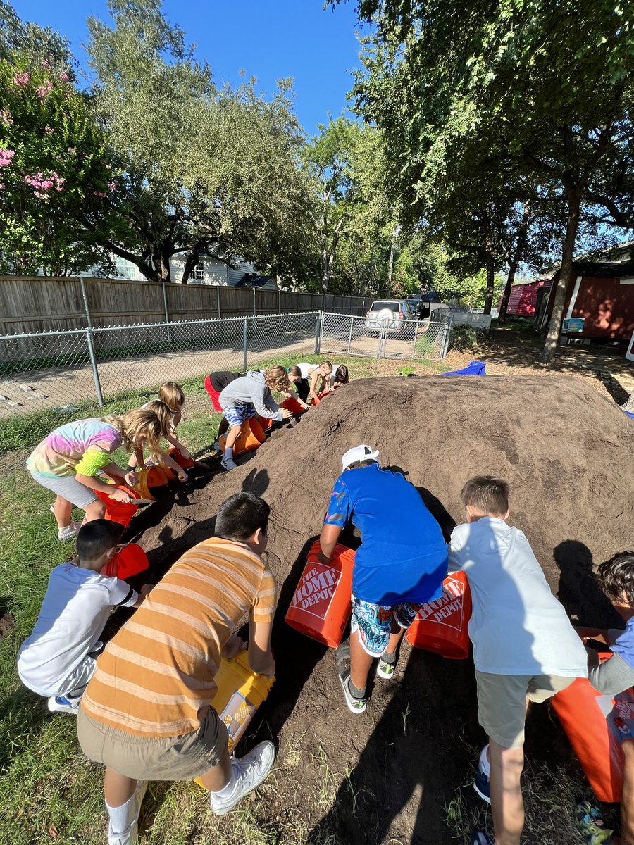 MsLeein4th's tweet photo. SO much fun at our first day back at the MHE Farm! We love getting to spend time outside learning from Farmer Kim! #LevelUpMHE #RISDBelieves https://t.co/29T19sPrDb