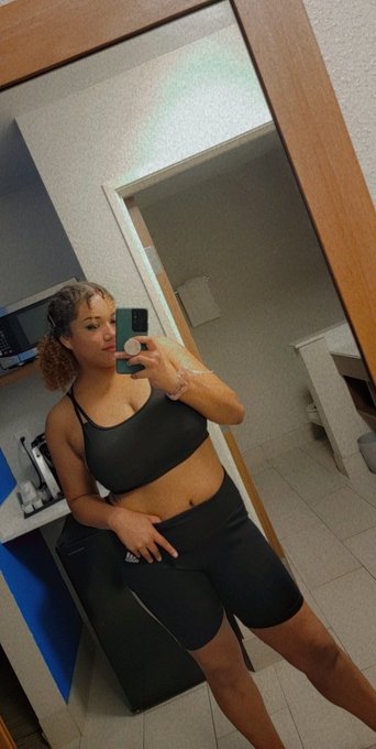 Mommy Ki 🩷💫 - 1 pic. Waking up in a hotel is the best kind of morning 🖤 https://t.co/CdXRDBsQ9r