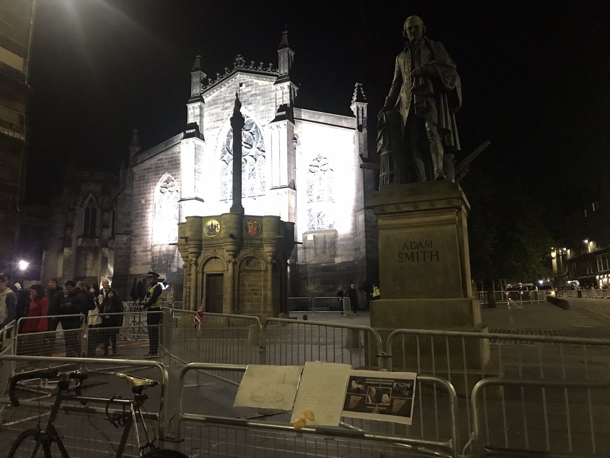 DorothySin's tweet photo. Farewell to your Majesty, The Queen Elizabeth II #stgilescathedral https://t.co/WGk3ZtUeEO
