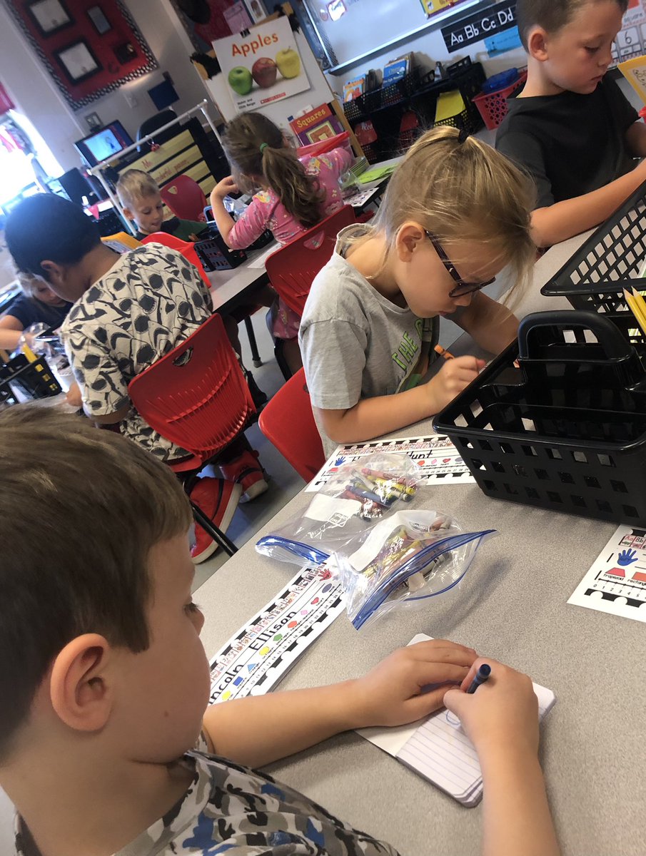 smithsidekicks's tweet photo. Starting our day with goal setting ❤️ #MondayMoment #MorningMeeting #KindergartenRocks @UnleashTheWilde @Boone_County https://t.co/kMRnBEbjEl