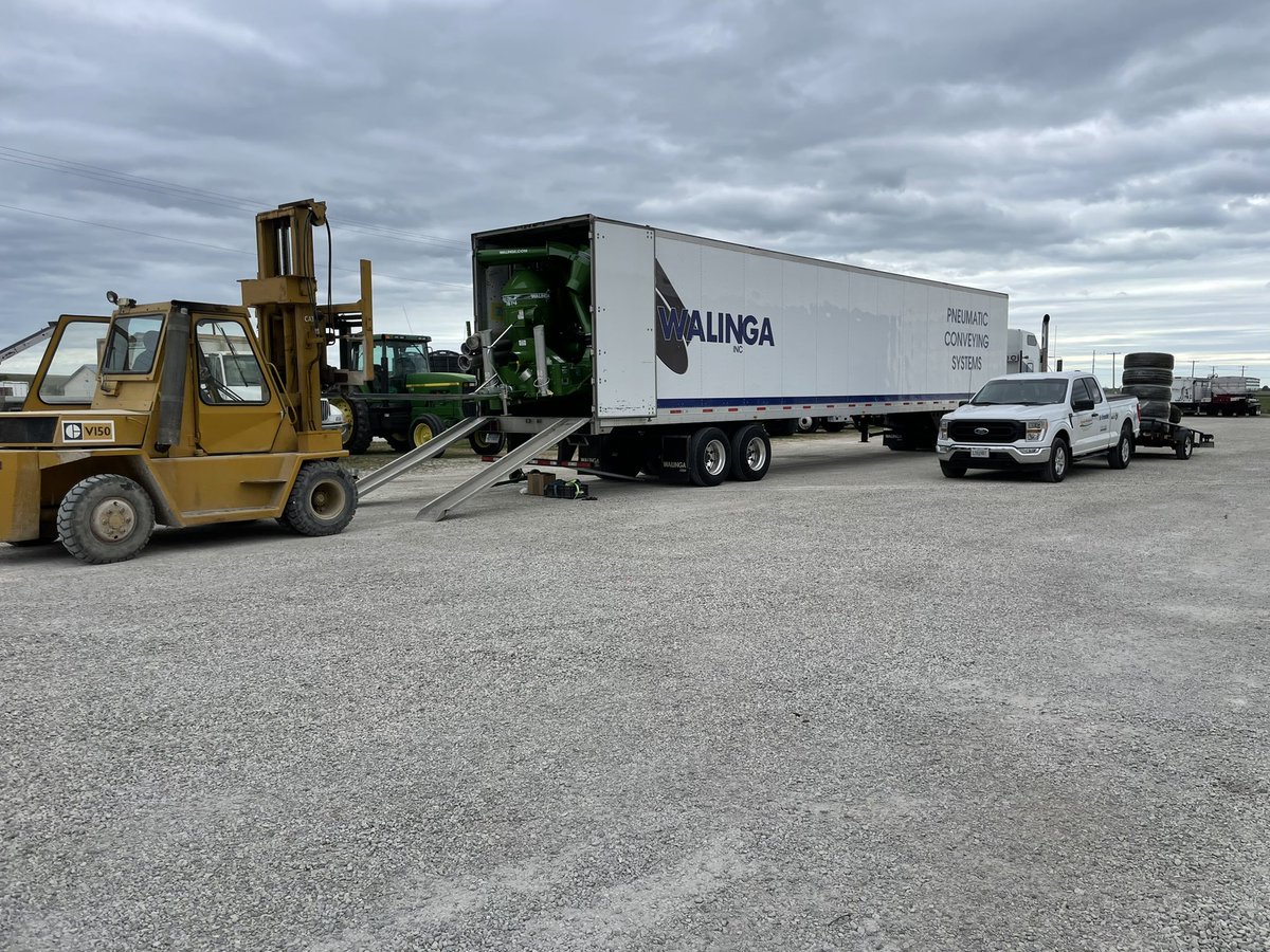 TyBennett720's tweet photo. A load of vacs being dropped at @LincoPrecision this afternoon in El Paso, IL. Thank you for continuing to be one of our top vac dealers year after year. That's #ToughToBeatInTheLongRun https://t.co/IxuRw9H4vg
