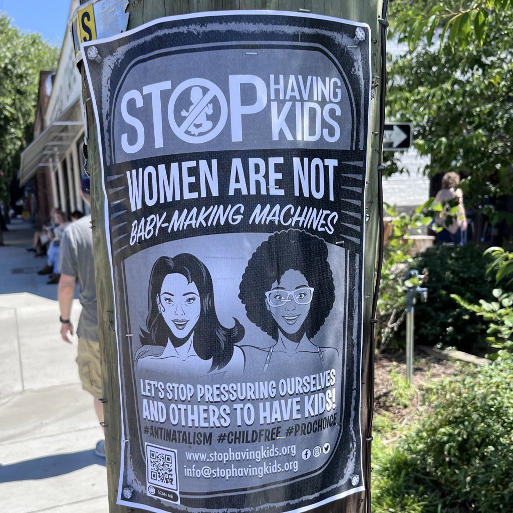 جماعة أطلقت على نفسها الـ (لا إنجابية) يطالبون بتوقف الإنجاب ويرفضون إحضار مواليد جُدد للحياة.

الجماعة خرجت في مسيرة بمدينة آشفيل في ولاية نورث كارولاينا الأمريكية مطالبين بتوقف النساء عن الولادة ووضعوا ملصقات أحدها مكتوب فيه: توقفوا عن الإنجاب، النساء ليسوا مكائن لصنع الأطفال.