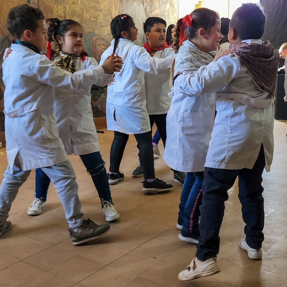 chechobasile's tweet photo. Santo Tomé festejó el 150° aniversario de su fundación jurídica❗y ahí estuvimos para festejar con @DanielaQuesta en la Escuela Simón de Iriondo donde les entregamos la Declaración de Interés de la @CamaraDipSF https://t.co/wMFTrJrJkF