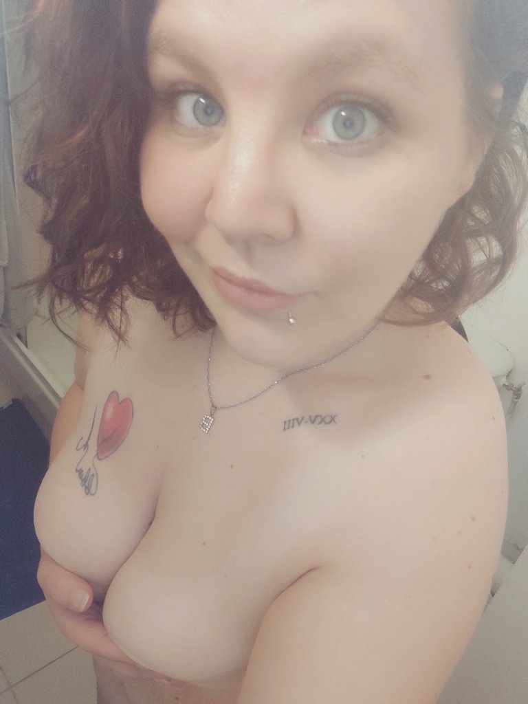 OphelieRondeBbw's tweet photo. Excellente nuit à tous. Je vous embrasse fort 😘 
#Tatoogirl #Blueeyes #Shower https://t.co/iDIuZKw1K9