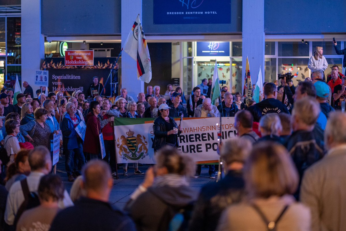 streetcoverage's tweet photo. Die Zahl der Teilnehmenden bei Querdenken hat sich im Vergleich zur letzten Demonstration verdoppelt. #DD1209 #Dresden https://t.co/fjQnCSZ5jy