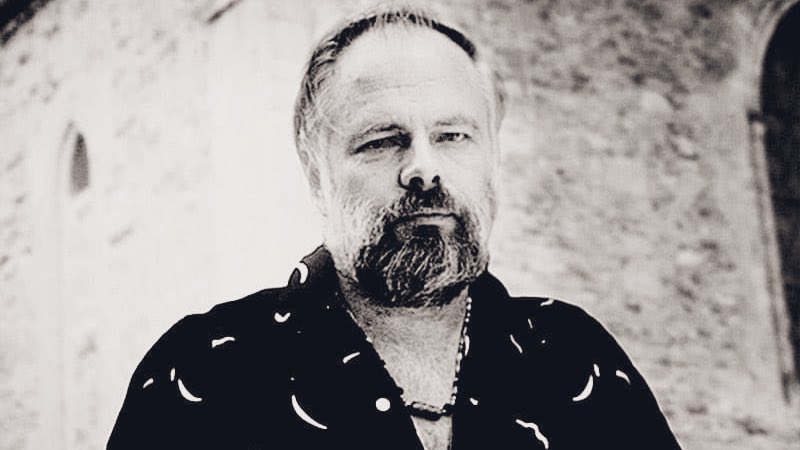 “La herramienta básica para la manipulación de la realidad es la manipulación de las palabras. Si puedes controlar el significado de las palabras, puedes controlar a la gente que debe usar las palabras.”

PhiliP K. DicK