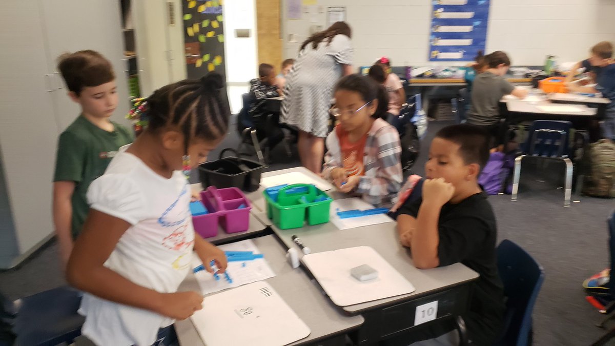 ECUcrystalECU's tweet photo. I enjoyed working with Eudy's 3rd grade mathematicians today @RoyalElementary. @FCSchoolsNC @FCSHawthorne @rhondaschuhler https://t.co/aXUNyBy1WT
