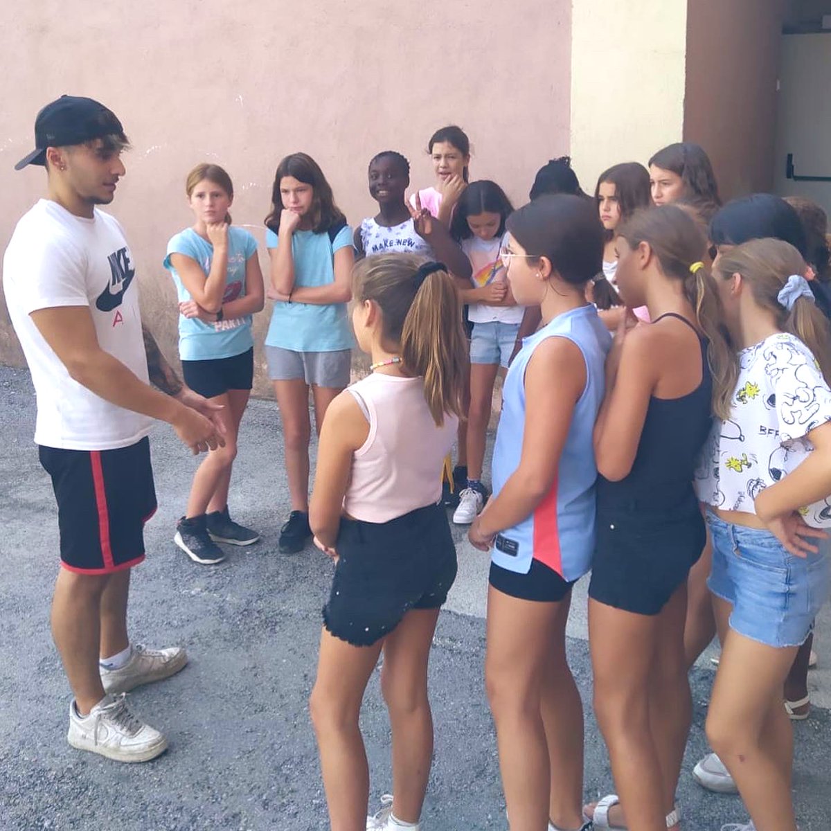 EpiaOlot's tweet image. APRENEM JUNTES I JUNTS! 
El nostre alumnat de 2n d'Ensenyament i Animació socioesportiva acompanya a les nenes i nens amb activitats de lleure educatiu. BONA FEINA! 
#fpolot 
@escolapiacat