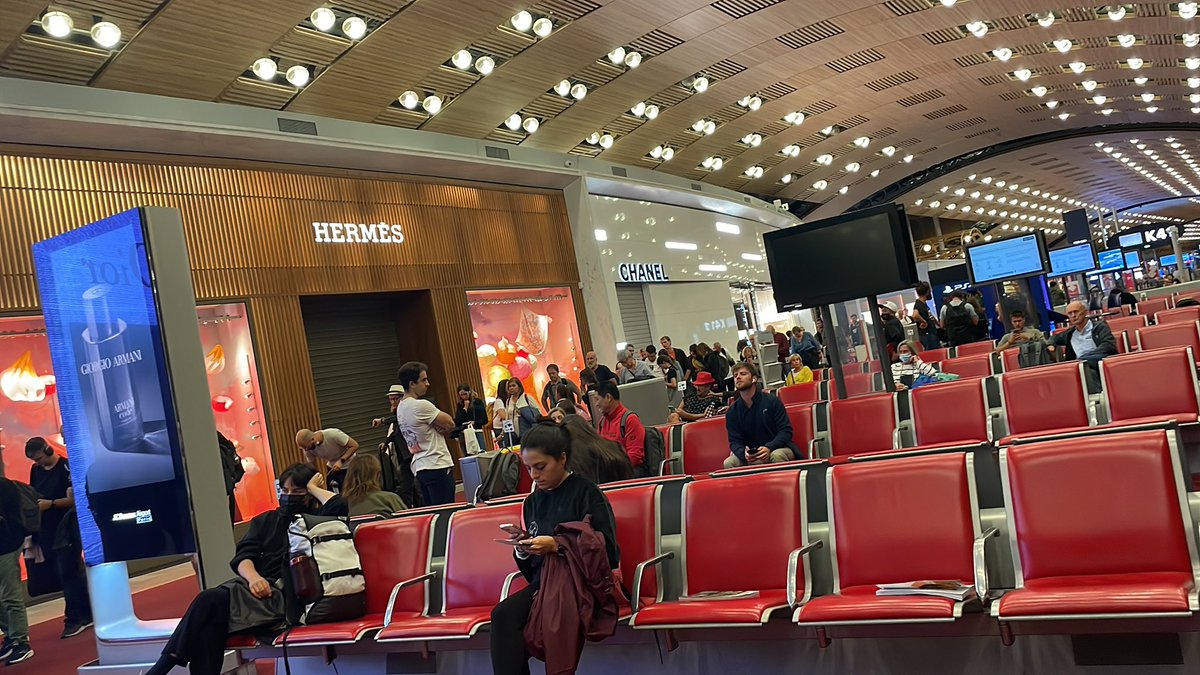 Más de 50m de cola para entrar a un avión. 🫠. Argentina, no lo entenderías