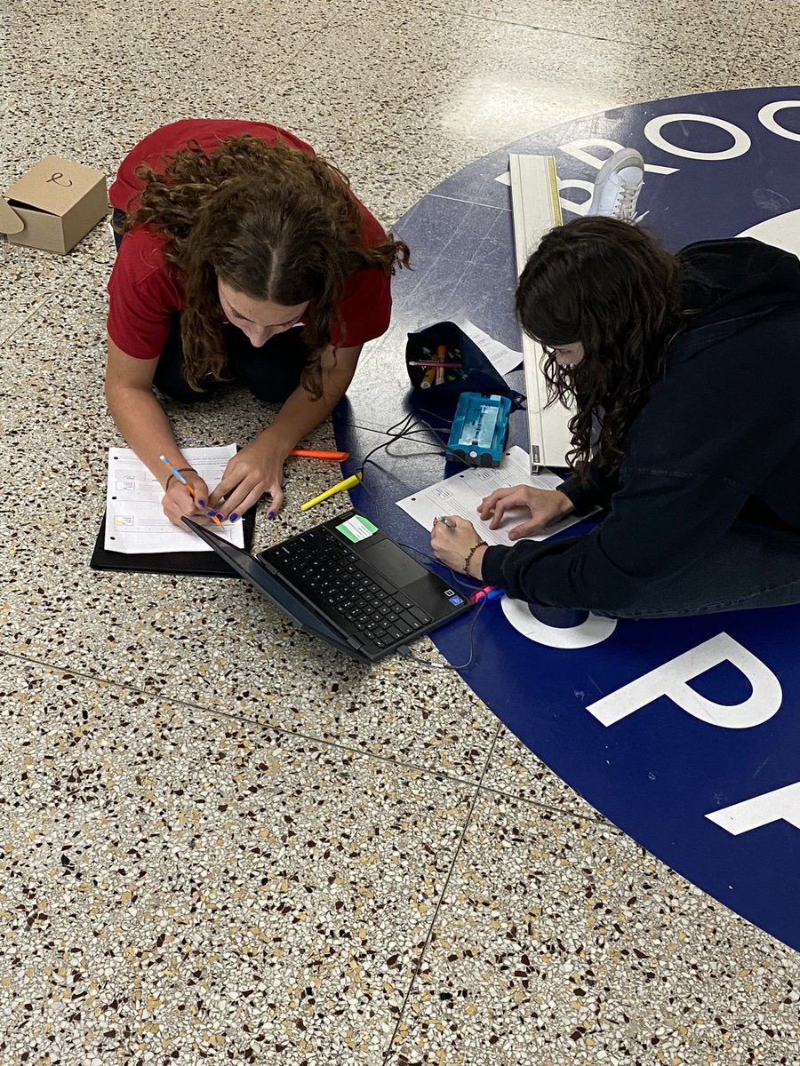 iteachuScience's tweet image. Using our new Bluetooth enabled kinematic Physics carts! YES! Thank you @EMBK_Ed_Fndtion for the grant money!! 🤓