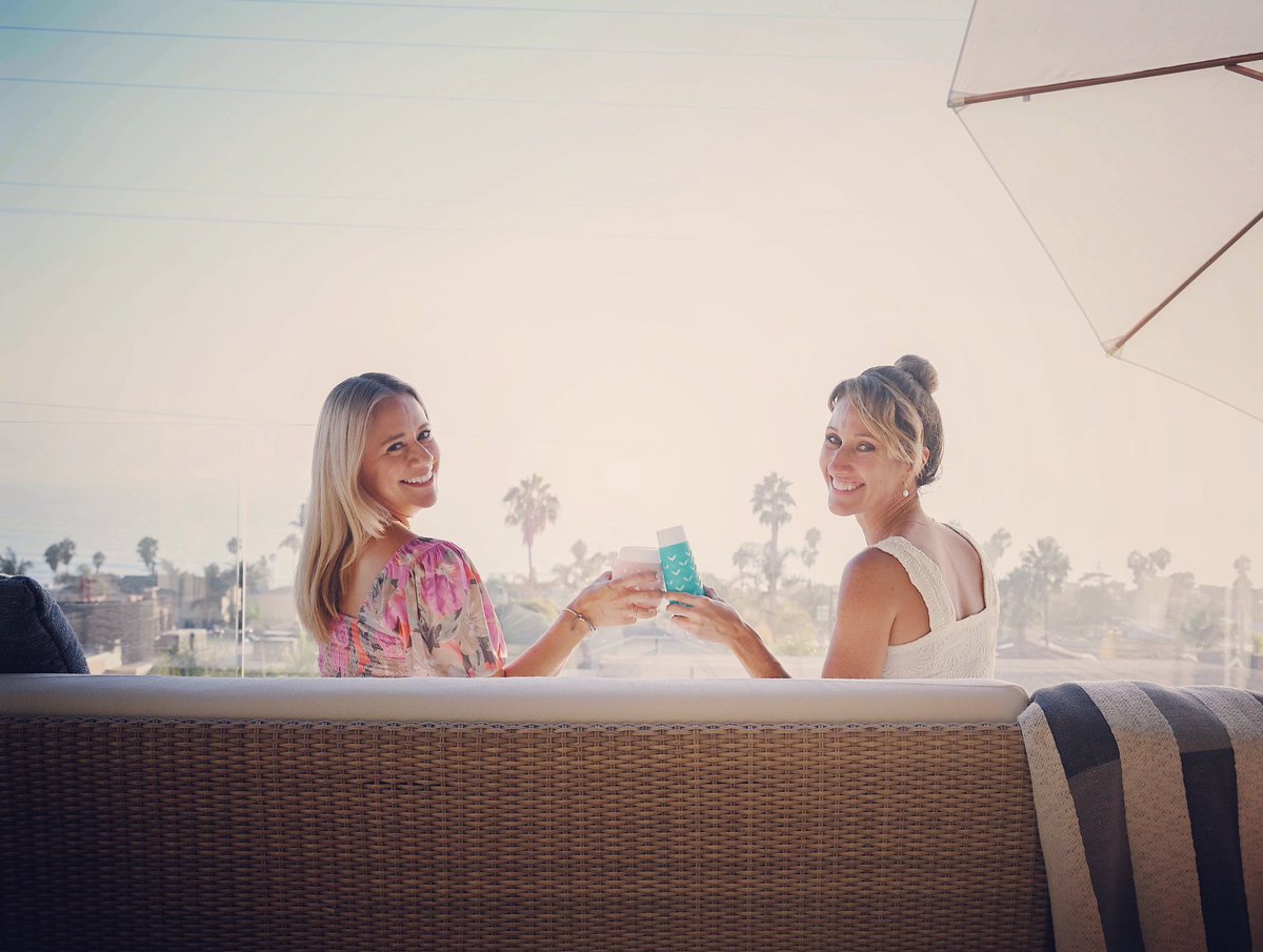 Cheers to Monday…our favorite day of the week!! 🥂