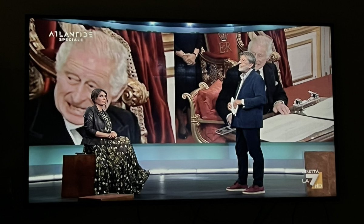 PuglieseLorena's tweet photo. Ma che doveva fare Carlo con quelle penne?? Ma per favore… #atlantide #lasette @andreapurgatori https://t.co/QKtA9KmDWB