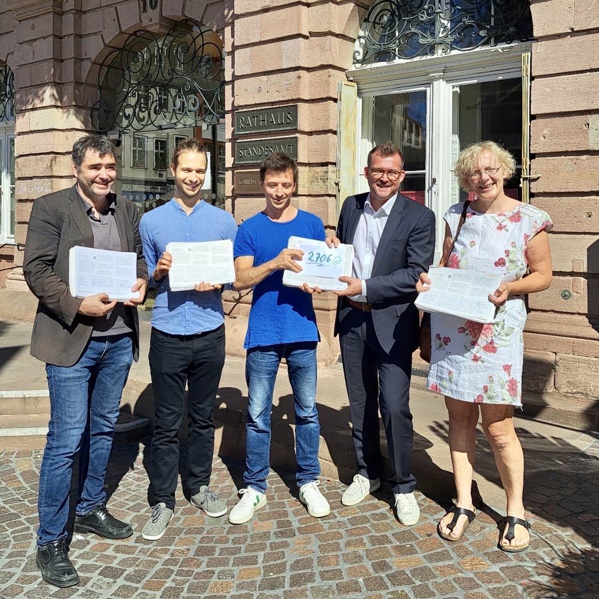 Klimaentscheid Heidelberg (@klimaentscheidh) on Twitter photo Heute haben wir unseren Einwohnerantrag mit über 2.700 Unterschriften beim Klimabürgermeister Raoul Schmidt-Lamontain abgegeben. Wir fordern, dass Heidelberg sich das ambitionierte Ziel setzt, bis 2030 klimaneutral zu werden.
<a href="/heidelberg_de/">Stadt Heidelberg</a> <a href="/raoulsl/">R. Schmidt-Lamontain</a> @_GermanZero Heute haben wir unseren Einwohnerantrag mit über 2.700 Unterschriften beim Klimabürgermeister Raoul Schmidt-Lamontain abgegeben. Wir fordern, dass Heidelberg sich das ambitionierte Ziel setzt, bis 2030 klimaneutral zu werden.
<a href="/heidelberg_de/">Stadt Heidelberg</a> <a href="/raoulsl/">R. Schmidt-Lamontain</a> @_GermanZero