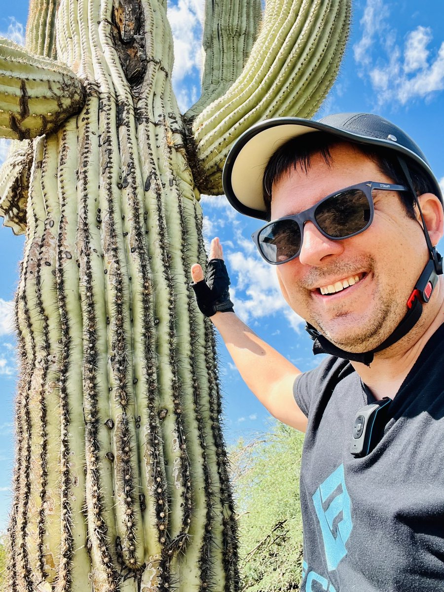 STEMJeff's tweet photo. Happy National #HugAndHigh5Day! https://t.co/5BObXHuxOL
