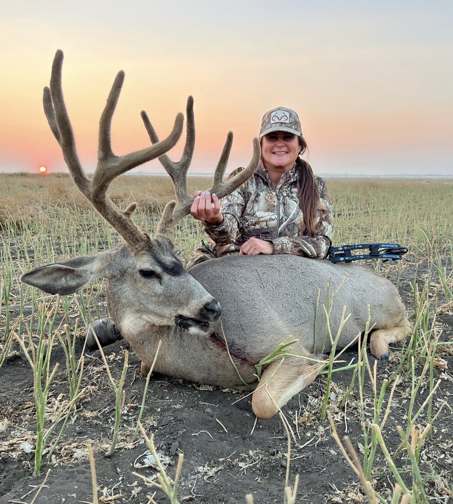BonnieMcFerrin's tweet photo. Day 2 in Alberta and I could not be happier!#elitearchery #realtree #hawkeoptics #custombowequipment #albertahunting #muledeer #archery https://t.co/Nfnv9mZ9LB