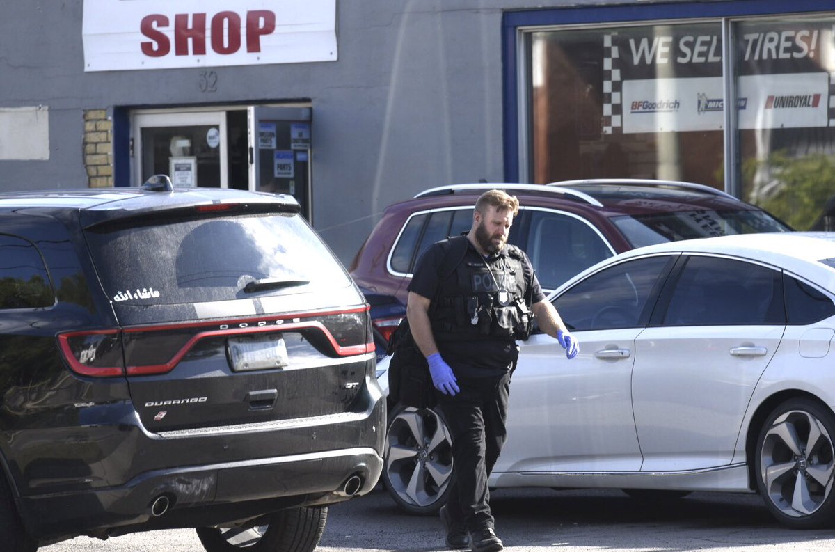 GPmedia_24's tweet photo. FATAL SHOOTING: @HRPSMiltHH  o/s of fatal shooting rear of MK auto repair shop on Bronte St south of Main St #Milton — One male dead on scene, 2 others injured with one rushed to trauma ctr w/serious injuries. https://t.co/oWWUaB0dUr