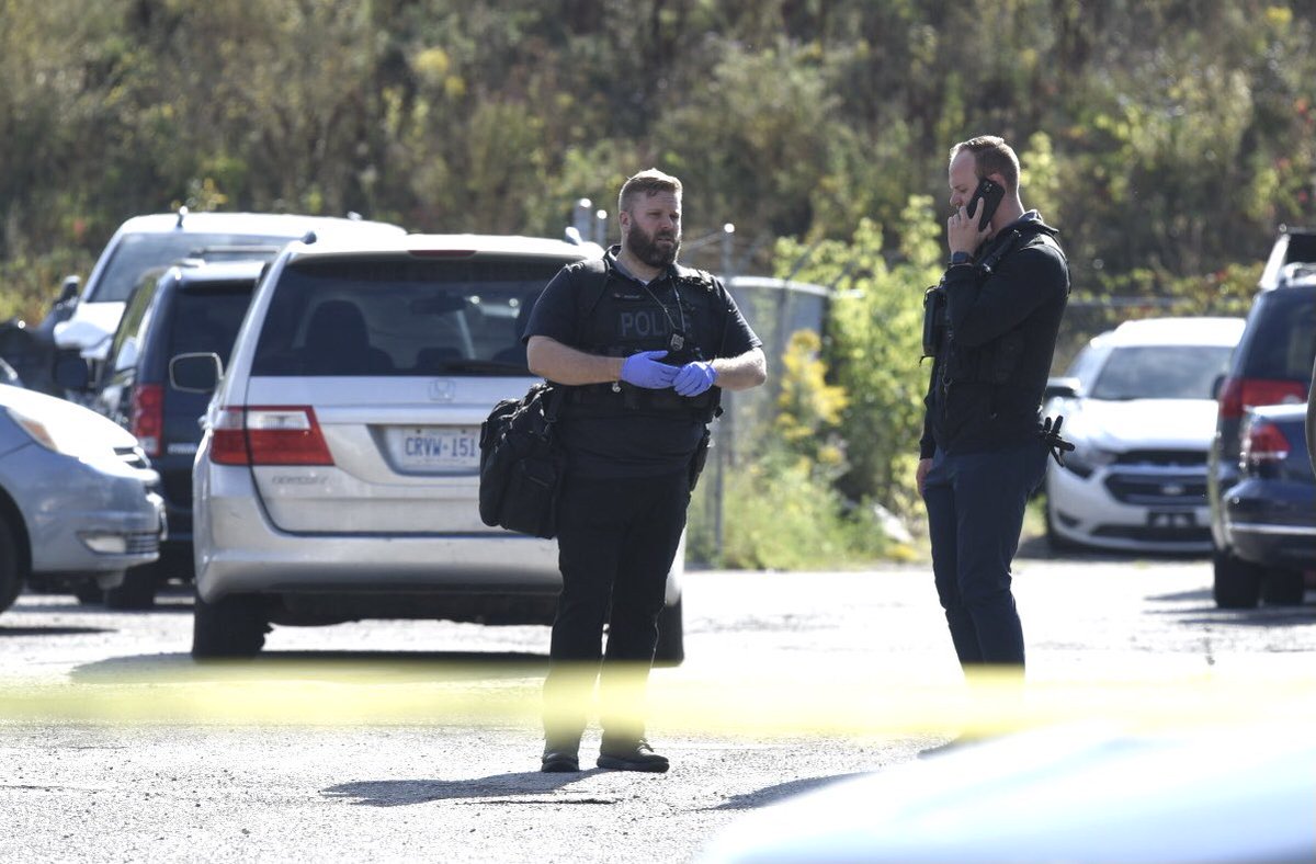 FATAL SHOOTING: <a href="/HRPSMiltHH/">HRPS Milt HHills</a>  o/s of fatal shooting rear of MK auto repair shop on Bronte St south of Main St #Milton — One male dead on scene, 2 others injured with one rushed to trauma ctr w/serious injuries.
