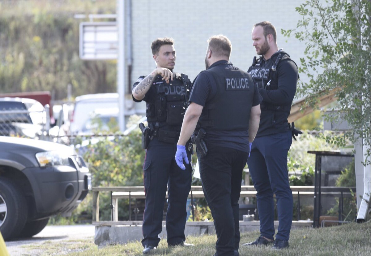 GPmedia_24's tweet photo. FATAL SHOOTING: @HRPSMiltHH  o/s of fatal shooting rear of MK auto repair shop on Bronte St south of Main St #Milton — One male dead on scene, 2 others injured with one rushed to trauma ctr w/serious injuries. https://t.co/oWWUaB0dUr