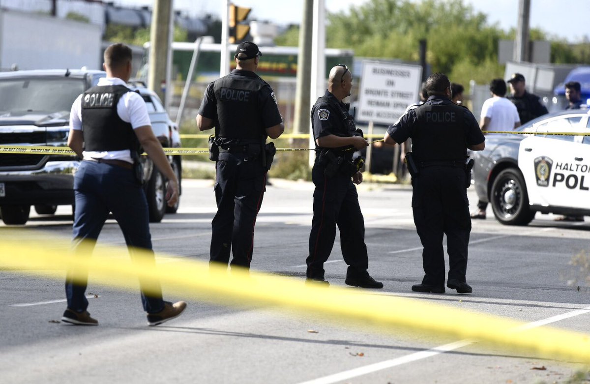 GPmedia_24's tweet photo. FATAL SHOOTING: @HRPSMiltHH  o/s of fatal shooting rear of MK auto repair shop on Bronte St south of Main St #Milton — One male dead on scene, 2 others injured with one rushed to trauma ctr w/serious injuries. https://t.co/oWWUaB0dUr