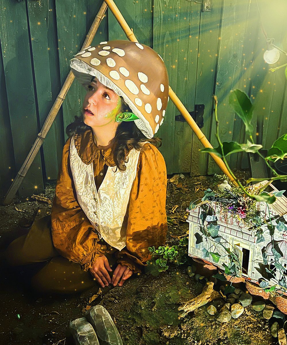 SpyBrunch's tweet photo. If you manage to befriend the shyest fairy, they may share growing secrets with you... 🌰💚🍋 Featuring Mandy Rubeli as "Ohkay-bye"

#goodgrowing #greenthumb #dragonshow #immersivemusical #losangeles https://t.co/T3m9YGabvM https://t.co/lr6XvOVsjH