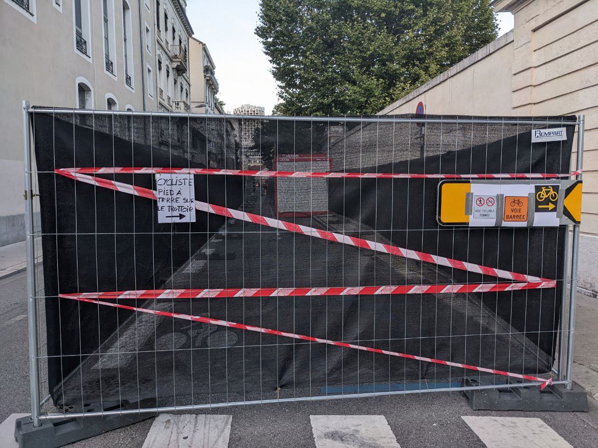 MehdiTadjine's tweet photo. A Grenoble pour la rentrée, C la fête des bandes cyclables occupées ! (axe fort trafic cycle + collège/lycée)
Pourtant les arrêtés municipaux n'autorisent pas ces occupations
Heureusement qu'on est dans "la ville la plus cyclable de France" (soupir)
@GillesNamur @GrenobleAlpes https://t.co/XdYVQtrxbb