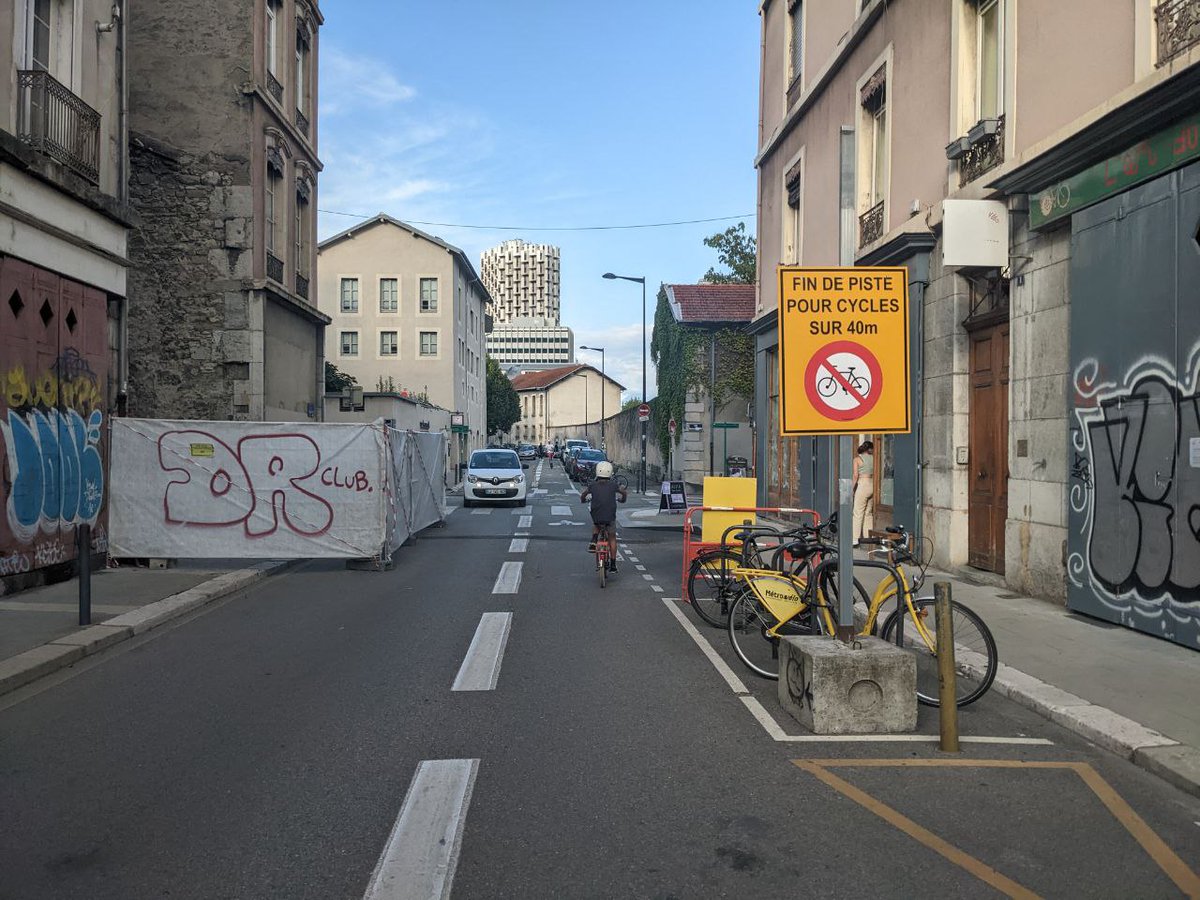 MehdiTadjine's tweet photo. A Grenoble pour la rentrée, C la fête des bandes cyclables occupées ! (axe fort trafic cycle + collège/lycée)
Pourtant les arrêtés municipaux n'autorisent pas ces occupations
Heureusement qu'on est dans "la ville la plus cyclable de France" (soupir)
@GillesNamur @GrenobleAlpes https://t.co/XdYVQtrxbb