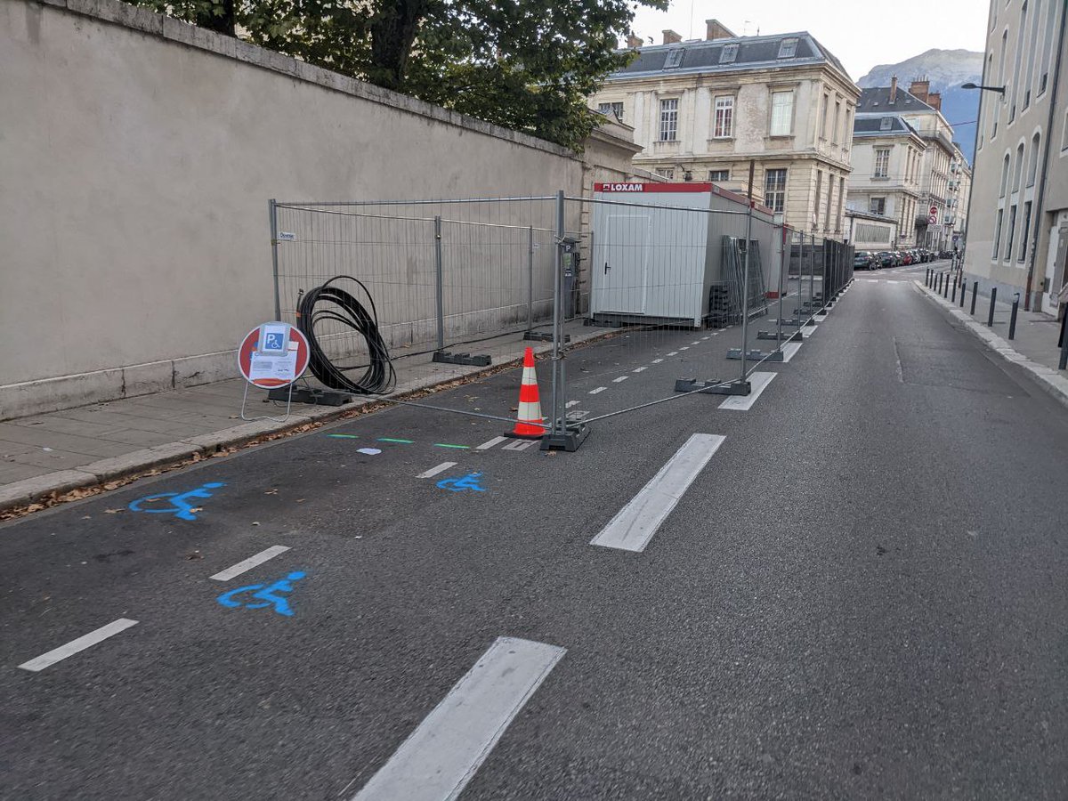 MehdiTadjine's tweet photo. A Grenoble pour la rentrée, C la fête des bandes cyclables occupées ! (axe fort trafic cycle + collège/lycée)
Pourtant les arrêtés municipaux n'autorisent pas ces occupations
Heureusement qu'on est dans "la ville la plus cyclable de France" (soupir)
@GillesNamur @GrenobleAlpes https://t.co/XdYVQtrxbb