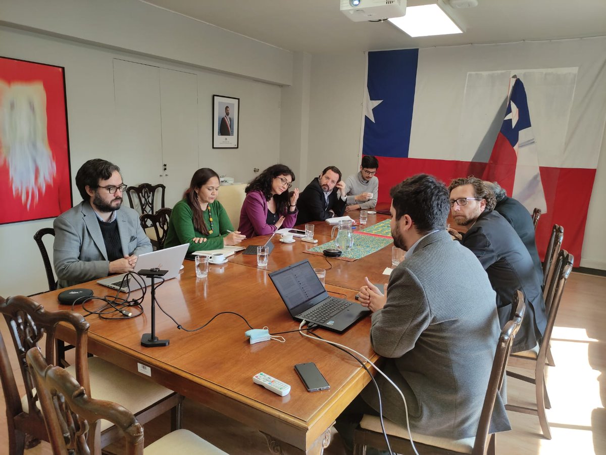 Seguimos trabajando en la construcción de mejores mecanismos de financiamiento para la educación superior. Hoy la subsecretaria <a href="/verofigueroah/">Vero Figueroa Huencho</a> junto a equipos técnicos sostuvieron la cuarta sesión del panel de expertas y expertos en la materia.