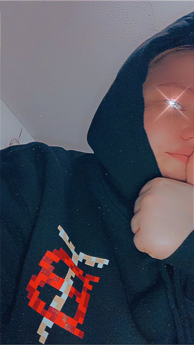 raewillfightyou's tweet photo. Yes Iβm crying and yes Iβm okay technos merch came in today I was having a horrible day and THIS MAN KNEW LMFAO anyways miss the King π #technoblade #technomerch #BloodForTheBloodGod https://t.co/oIvXIjFht3