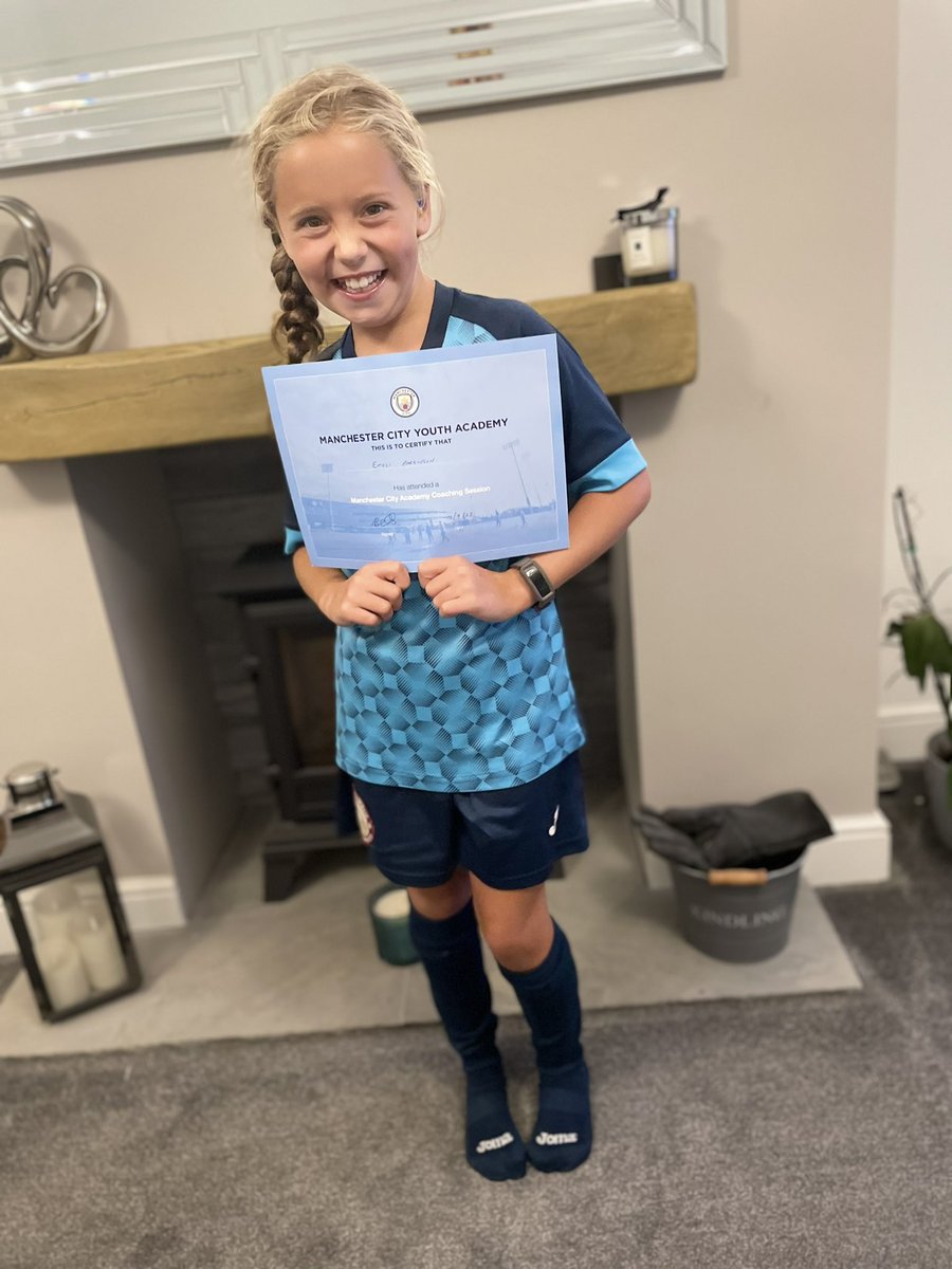 h3lenparky's tweet photo. Just about learnt to live with her being a Liverpool fan, but following a visit to Man City’s Youth Academy tonight she wants her certificate on the wall! 😫🙈 #neverfollow @lancon_girls https://t.co/X5SoOhA1pj