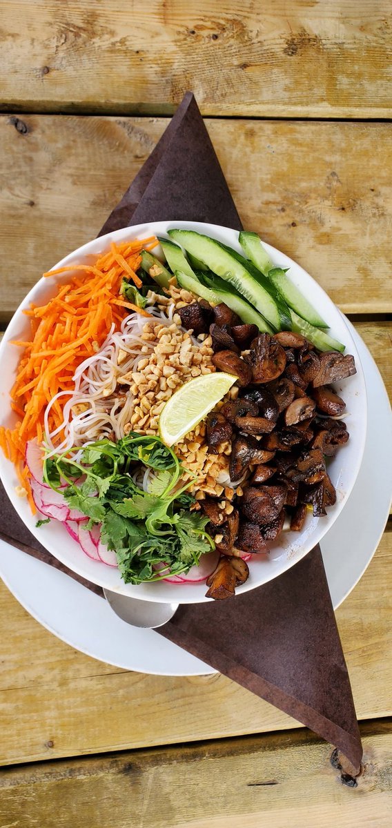 cilantro_chive's tweet photo. All you need is love....
โค๏ธ
.... but epic food for the soul doesn't hurt either!
Our Korean BBQ Noodle Bowl ๐ with Pork Belly, Crimini Mushrooms or Grilled Chicken!
You CAN feel good about eating out!
.
.
.
#FreshSimpleEats
#EatLocal
#CilantroAndChive https://t.co/EZS9So3bff