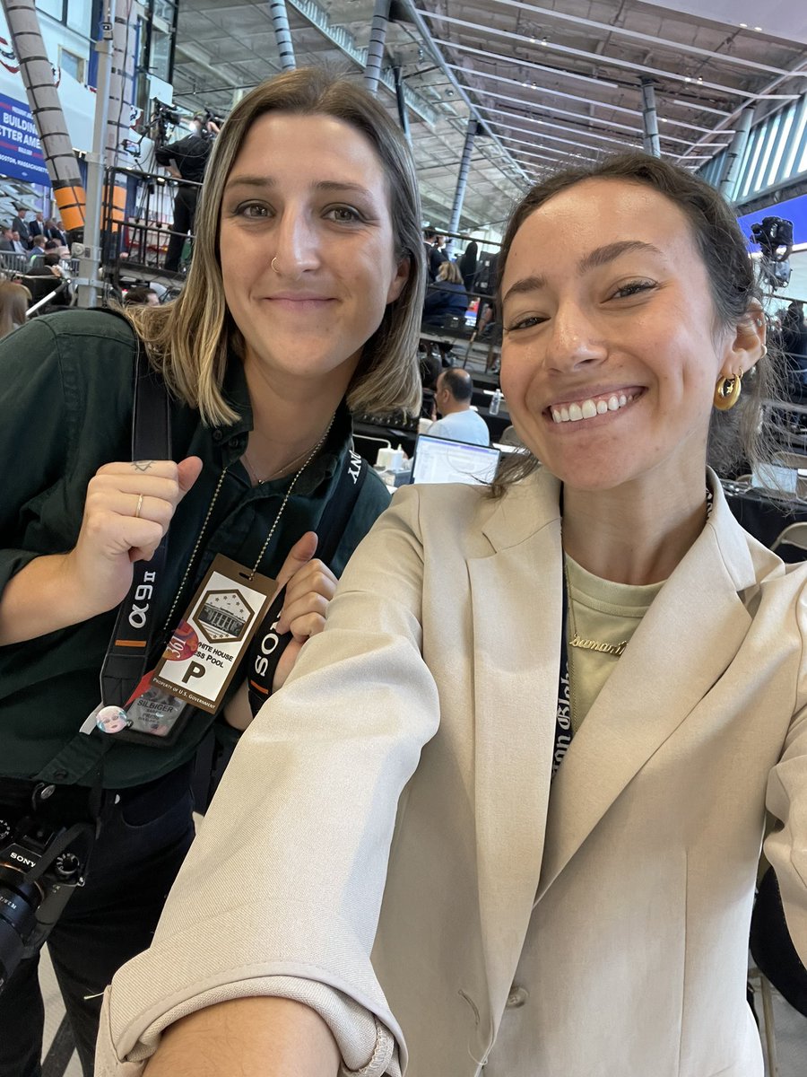 samanthajgross's tweet photo. Best part of my day was definitely reuniting with my @dailyfreepress sister @Sarah_Silbiger, who came via AF1 to cover  @potus for @nytimes 📸 (she caught me in action, too!) https://t.co/nfQrP4nKGZ
