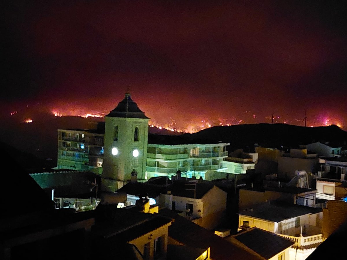 radiogranada's tweet photo. 22.48h - Preocupación por la  dimensión del frente del #IFGuajares. Así se ve desde #Lanjarón mientras crece la preocupación entre el vecindario de #Ízbor, #Acebuches, #PinosDelValle y #Albuñuelas.
Los dos primeros están confinados pero los vecinos están en la calle con miedo https://t.co/hnw2vOp4IJ
