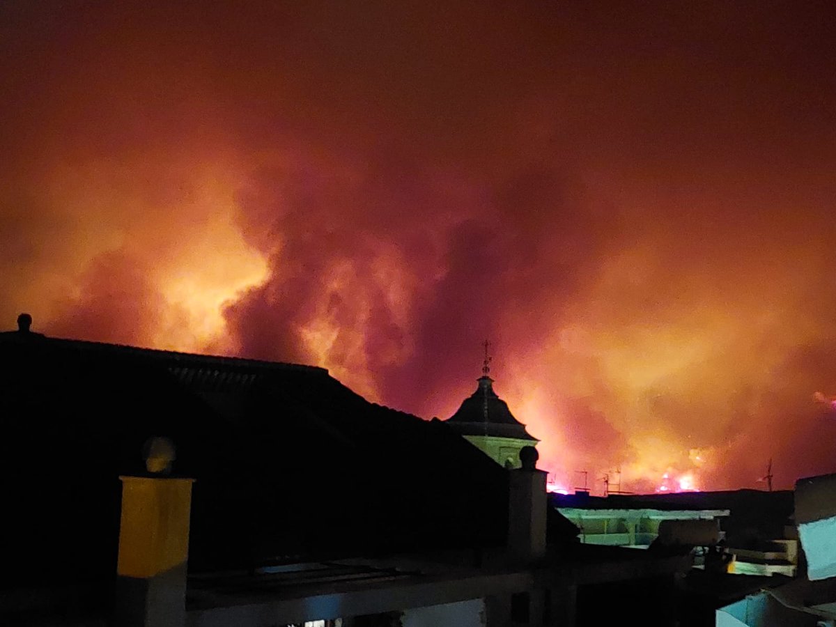 radiogranada's tweet photo. 22.48h - Preocupación por la  dimensión del frente del #IFGuajares. Así se ve desde #Lanjarón mientras crece la preocupación entre el vecindario de #Ízbor, #Acebuches, #PinosDelValle y #Albuñuelas.
Los dos primeros están confinados pero los vecinos están en la calle con miedo https://t.co/hnw2vOp4IJ